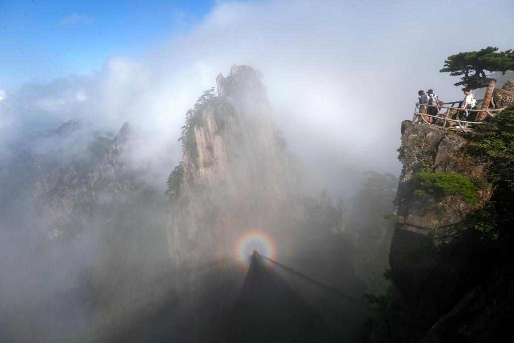 安徽黃山：奇峰云海