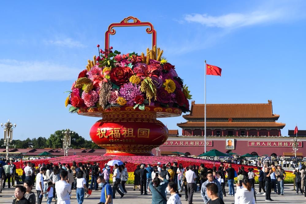 北京：國(guó)慶花籃 喜迎佳節(jié)