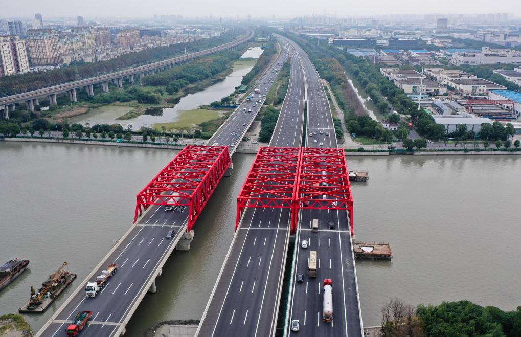 滬寧高速公路青陽(yáng)港大橋正式通車(chē)