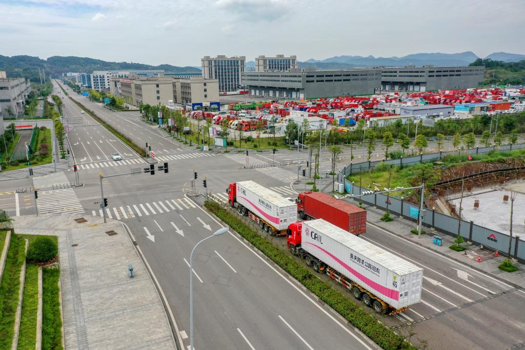 高質(zhì)量發(fā)展調(diào)研行丨西部陸海新通道跨境公路班車發(fā)運(yùn)車次同比上升72%