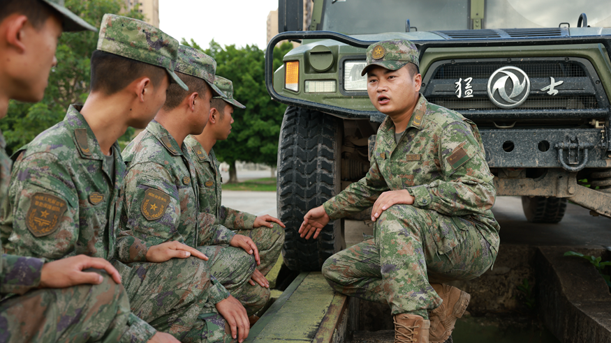 馳騁向戰(zhàn)的鐵騎尖兵——記“最美新時(shí)代革命軍人”向躍東